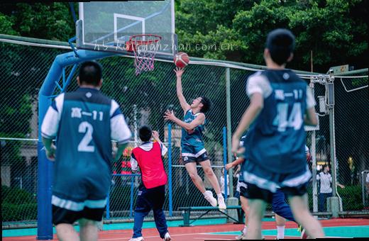 篮板争夺激烈 比分交替上升